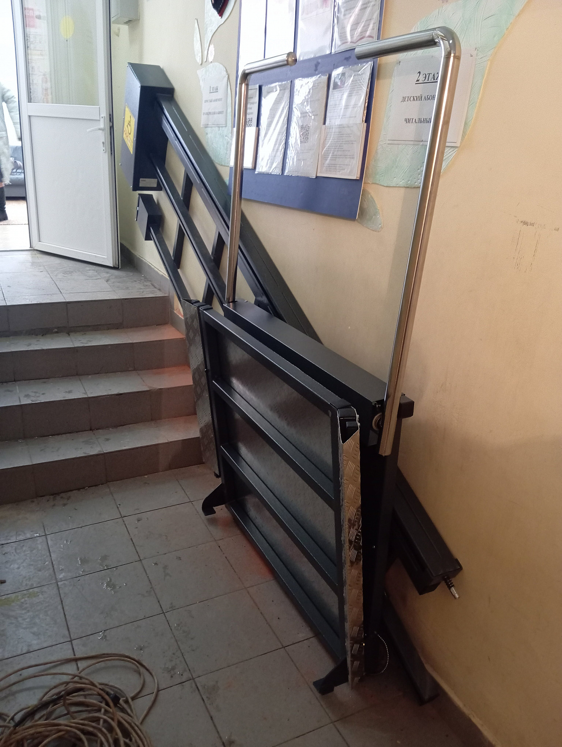 Монтаж подъемной платформы НПМ-02 и пандуса в центральной библиотеке, Александровск